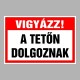 Figyelmeztető és tiltó matricák, táblák, - Veszélyre figyelmeztető táblák - Vigyázz! A tetőn dolgoznak