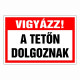 Vigyázz! A tetőn dolgoznak