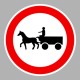 Állati erővel vont járművel behajtani tilos